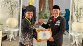 Pj Bupati Garut H Barnas Adjidin berikan penghargaan kepada Rifki Nurul Fauzi asal Banjarwangi, (Foto:Istimewa).