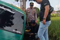 Polsek Cibatu saat evakuasi korban di salah satu angkutan umum, (Foto: Istimewa).