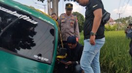 Polsek Cibatu saat evakuasi korban di salah satu angkutan umum, (Foto: Istimewa).