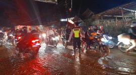 Polsek Cisurupan Garut bantu bersihkan lumpur, (Foto:Istimewa).