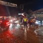 Polsek Cisurupan Garut bantu bersihkan lumpur, (Foto:Istimewa).