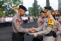 Kapolres Garut AKBP Mochamad Fajar Gemilang, S.I.K., M.H., M.I.K.,saat berikab penghargaan kepada anggota, (Foto:Istimewa).