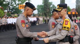 Kapolres Garut AKBP Mochamad Fajar Gemilang, S.I.K., M.H., M.I.K.,saat berikab penghargaan kepada anggota, (Foto:Istimewa).