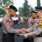Kapolres Garut AKBP Mochamad Fajar Gemilang, S.I.K., M.H., M.I.K.,saat berikab penghargaan kepada anggota, (Foto:Istimewa).