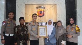 Kapolres Garut berikan penghargaan kepada  Ai Darliyyah, (Foto:Istimewa).