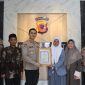 Kapolres Garut berikan penghargaan kepada  Ai Darliyyah, (Foto:Istimewa).