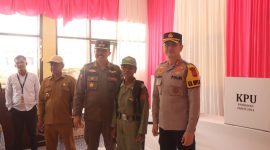 Kapolres Garut, AKBP Mochamad Fajar Gemilang , S.I.K., M.H., M.I.K., saat pengecekan TPS, (Foto:Istimewa).