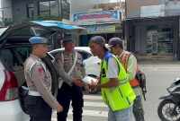Si Propam Polres Garut berbagi dengan sesama, (Foto:Istimewa).