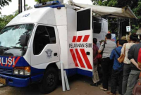 Layanan SIM keliling hanya melayani perpanjangan SIM saja, untuk pembuatan SIM baru tetap harus membuat di Satpas Polres Garut untuk melakukan rangkaian prosedur hingga ujian praktik pembuatan SIM baru. Sabtu (14/12/2024).
