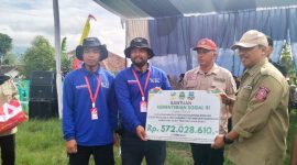 Pemerintah Kabupaten (Pemkab) Garut melalui Pelaksana Harian (Plh) Sekretaris Daerah (Sekda), Didit Fajar Putradi, mengukuhkan 150 kader relawan Kampung Siaga Bencana (KSB) di Lapang Sepakbola Desa Barusari, Kecamatan Pasirwangi, Minggu (15/12/2024). 
