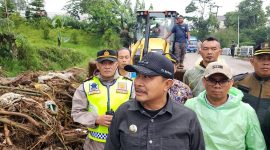 PJ Bupati Garut Barnas Adjidin cek langsung lokasi banjir lumpur di Cisurupan, (Foto:Istimewa).