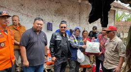 Pj Bupati Garut Barnas Adjidin cek kerusakan akibat gempa di Sukaresmi, (Foto:Istimewa).