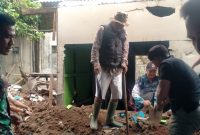 Anggota Koramil 1119/Pameungpeuk bantu puing-puing rumah warga yang roboh, (Foto:Istimewa).