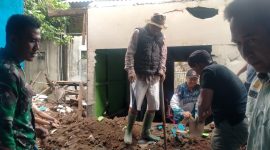 Anggota Koramil 1119/Pameungpeuk bantu puing-puing rumah warga yang roboh, (Foto:Istimewa).