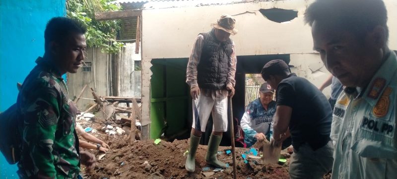 Anggota Koramil 1119/Pameungpeuk bantu puing-puing rumah warga yang roboh, (Foto:Istimewa).