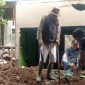 Anggota Koramil 1119/Pameungpeuk bantu puing-puing rumah warga yang roboh, (Foto:Istimewa).