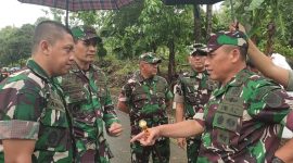 Pangdam III/Siliwangi, Mayjen TNI Dadang Arif Abdurahman, S.E., M.Si., melakukan peninjauan langsung ke lokasi bencana banjir, (Foto:Istimewa).