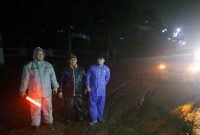 Anggota polres garut saat dilokasi bersihkan lumpur bekas banjir, (Foto:Istimewa).