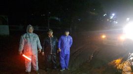Anggota polres garut saat dilokasi bersihkan lumpur bekas banjir, (Foto:Istimewa).