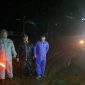 Anggota polres garut saat dilokasi bersihkan lumpur bekas banjir, (Foto:Istimewa).