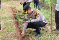 Wakapolres Garut Kompol Dhoni Erwanto S.SI., S.I.K., M.H., M.I.K., saat Launching Pemanpaatan Lahan Tidur di Selaawi, (Foto:Istimewa).