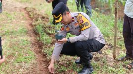 Wakapolres Garut Kompol Dhoni Erwanto S.SI., S.I.K., M.H., M.I.K., saat Launching Pemanpaatan Lahan Tidur di Selaawi, (Foto:Istimewa).