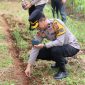 Wakapolres Garut Kompol Dhoni Erwanto S.SI., S.I.K., M.H., M.I.K., saat Launching Pemanpaatan Lahan Tidur di Selaawi, (Foto:Istimewa).