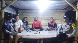 Polsek Leuwigoong laksanakan patroli malam di Desa Dungusiku, (Foto:Istimewa).