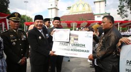 Pj Bupati Garut Barnas Adjidin berikan kado istimewa untuk guru berikan paket umroh gratis, (Foto:Istimewa).