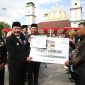 Pj Bupati Garut Barnas Adjidin berikan kado istimewa untuk guru berikan paket umroh gratis, (Foto:Istimewa).