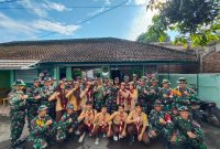 Koramil 1110/Banyuresmi bersama siswa KKL Diktukpasus bersihkan saluran irigasi, (Foto:Istimewa).
