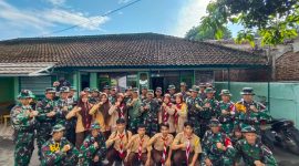 Koramil 1110/Banyuresmi bersama siswa KKL Diktukpasus bersihkan saluran irigasi, (Foto:Istimewa).