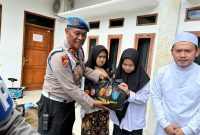 Sie Propam Polres Garut berikan bantuan sosial kepada santri di Bayongbong, (Foto:Istimewa).