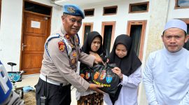 Sie Propam Polres Garut berikan bantuan sosial kepada santri di Bayongbong, (Foto:Istimewa).