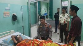 Kapolsek Wanaraja Kompol Abusono jenguk tokoh masyarakat yang sakit, (Foto:Istimewa).