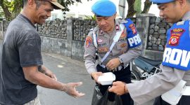 Si Propam Polres Garut melakukan Bakti Sosial (Baksos) ke Orang Kurang Mampu di wilayah Jalan Veteran Kecamatan Garut Kota Kabupaten Garut. Jumat (13/12/2024).