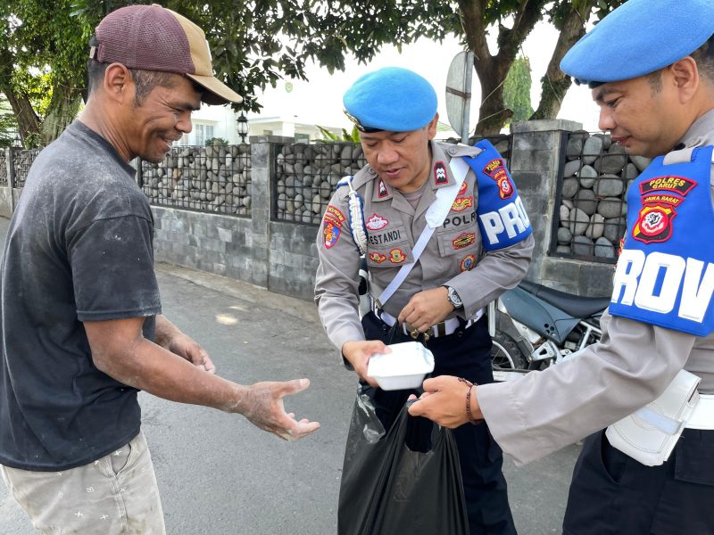 Si Propam Polres Garut melakukan Bakti Sosial (Baksos) ke Orang Kurang Mampu di wilayah Jalan Veteran Kecamatan Garut Kota Kabupaten Garut. Jumat (13/12/2024).
