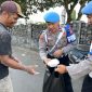 Si Propam Polres Garut melakukan Bakti Sosial (Baksos) ke Orang Kurang Mampu di wilayah Jalan Veteran Kecamatan Garut Kota Kabupaten Garut. Jumat (13/12/2024).