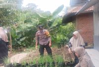 Polsek Cibiuk melakukan pendampingan terhadap kelompok wanita tani Murni Asri di Kampung Sirnagalih Desa Cibiuk Kecamatan Cibiuk, Kabupaten Garut. Jumat (13/12/2024).