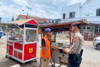 Sat Samapta Polres Garut terus menunjukkan komitmennya dalam menjaga keamanan dan ketertiban masyarakat dengan melaksanakan patroli rutin di wilayah Jalan Merdeka, Kabupaten Garut. Jumat (13/12/2024).