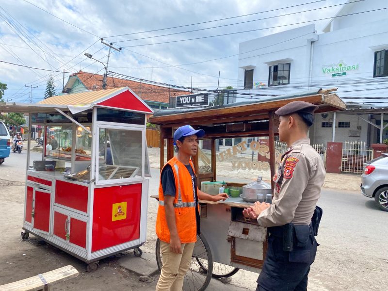 Sat Samapta Polres Garut terus menunjukkan komitmennya dalam menjaga keamanan dan ketertiban masyarakat dengan melaksanakan patroli rutin di wilayah Jalan Merdeka, Kabupaten Garut. Jumat (13/12/2024).