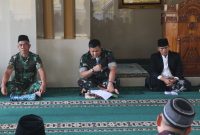 Letkol Czi Dhanisworo, S.Sos., memimpin kegiatan doa bersama yang berlangsung di Masjid Al-Ikhlas Makodim 0611/Garut, (Foto:Istimewa).