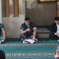 Letkol Czi Dhanisworo, S.Sos., memimpin kegiatan doa bersama yang berlangsung di Masjid Al-Ikhlas Makodim 0611/Garut, (Foto:Istimewa).