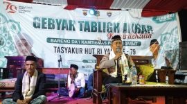 Aiptu Umar, seorang anggota Satbinmas Polres Garut, dikenal luas di kalangan masyarakat sebagai sosok polisi yang tidak hanya menjalankan tugas menjaga keamanan, tetapi juga aktif memberikan ceramah dan tausiyah untuk mengedukasi serta menumbuhkan kesadaran spiritual masyarakat. 
