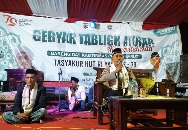 Aiptu Umar, seorang anggota Satbinmas Polres Garut, dikenal luas di kalangan masyarakat sebagai sosok polisi yang tidak hanya menjalankan tugas menjaga keamanan, tetapi juga aktif memberikan ceramah dan tausiyah untuk mengedukasi serta menumbuhkan kesadaran spiritual masyarakat. 
