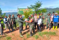 Dalam rangka memperingati Hari Juang Kartika TNI-AD ke-79, Kodim 0611/Garut melalui Koramil 1123/Cisewu melaksanakan kegiatan Karya Bhakti Penanaman Pohon di Tanah Carik Desa Sukamulya, Kampung Pasir Awi, RT 02, RW 03, Kecamatan Talegong, Kabupaten Garut. Kegiatan yang berlangsung pada Sabtu, 13 Desember 2024, pukul 08.00 WIB hingga selesai ini diikuti oleh berbagai elemen masyarakat serta aparat pemerintahan setempat. Jumat (13/12/2024).