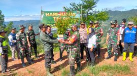 Dalam rangka memperingati Hari Juang Kartika TNI-AD ke-79, Kodim 0611/Garut melalui Koramil 1123/Cisewu melaksanakan kegiatan Karya Bhakti Penanaman Pohon di Tanah Carik Desa Sukamulya, Kampung Pasir Awi, RT 02, RW 03, Kecamatan Talegong, Kabupaten Garut. Kegiatan yang berlangsung pada Sabtu, 13 Desember 2024, pukul 08.00 WIB hingga selesai ini diikuti oleh berbagai elemen masyarakat serta aparat pemerintahan setempat. Jumat (13/12/2024).