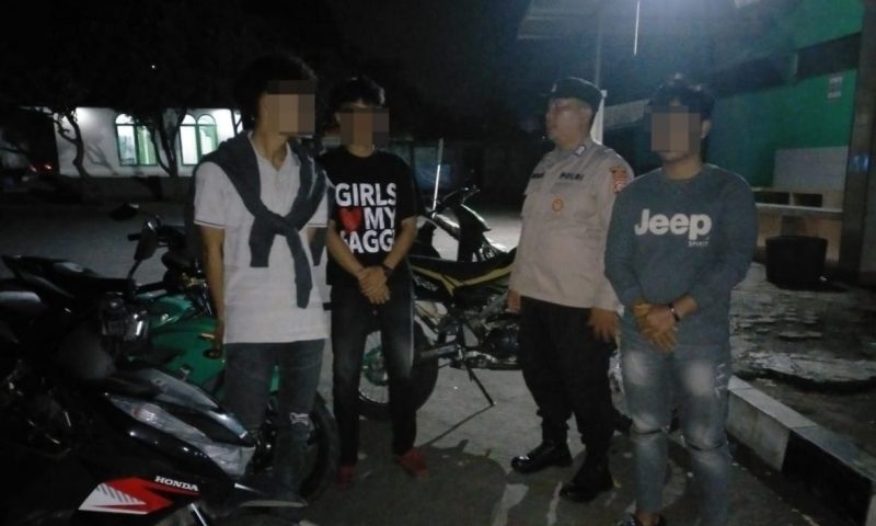 Polres Garut laksanakan kegiatan KRYD (Kegiatan Rutin Yang Ditingkatkan) dalam rangka menjaga situasi kondusif di wilayah Kabupaten Garut.

Kegiatan KRYD ini fokus pada peredaran minuman keras (miras), narkoba, premanisme, Geng motor dan knalpot tidak sesuai spesifikasi teknik di wilayah Hukum Polres Garut. Sabtu Malam (14/12/2024).
