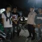 Polres Garut laksanakan kegiatan KRYD (Kegiatan Rutin Yang Ditingkatkan) dalam rangka menjaga situasi kondusif di wilayah Kabupaten Garut.

Kegiatan KRYD ini fokus pada peredaran minuman keras (miras), narkoba, premanisme, Geng motor dan knalpot tidak sesuai spesifikasi teknik di wilayah Hukum Polres Garut. Sabtu Malam (14/12/2024).
