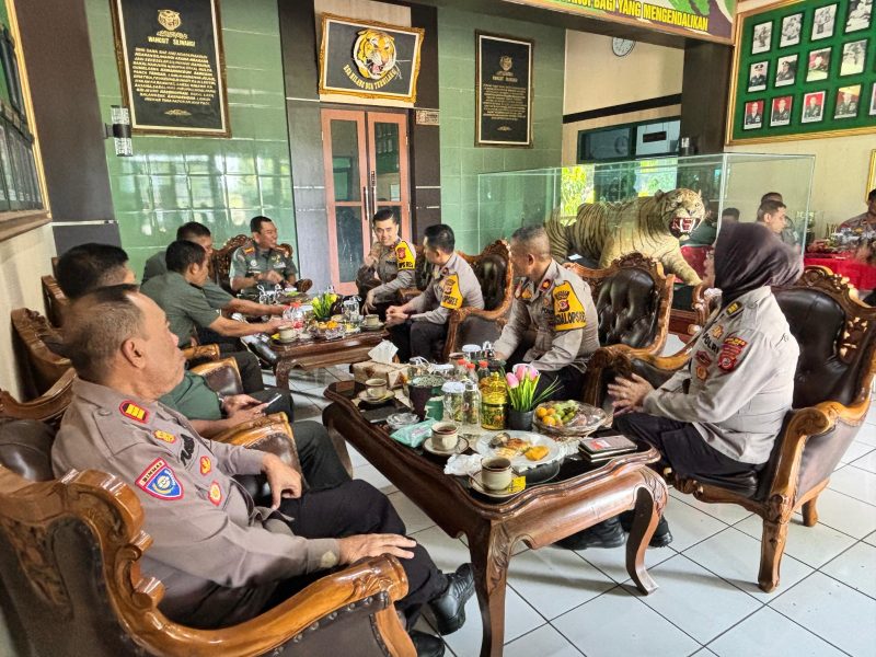 Dalam upaya mempererat hubungan dan memperkuat sinergitas antara TNI dan Polri, Polres Garut mengadakan kunjungan silaturahmi ke Korem 062/Tarumanagara. Senin (16/12/2024).
